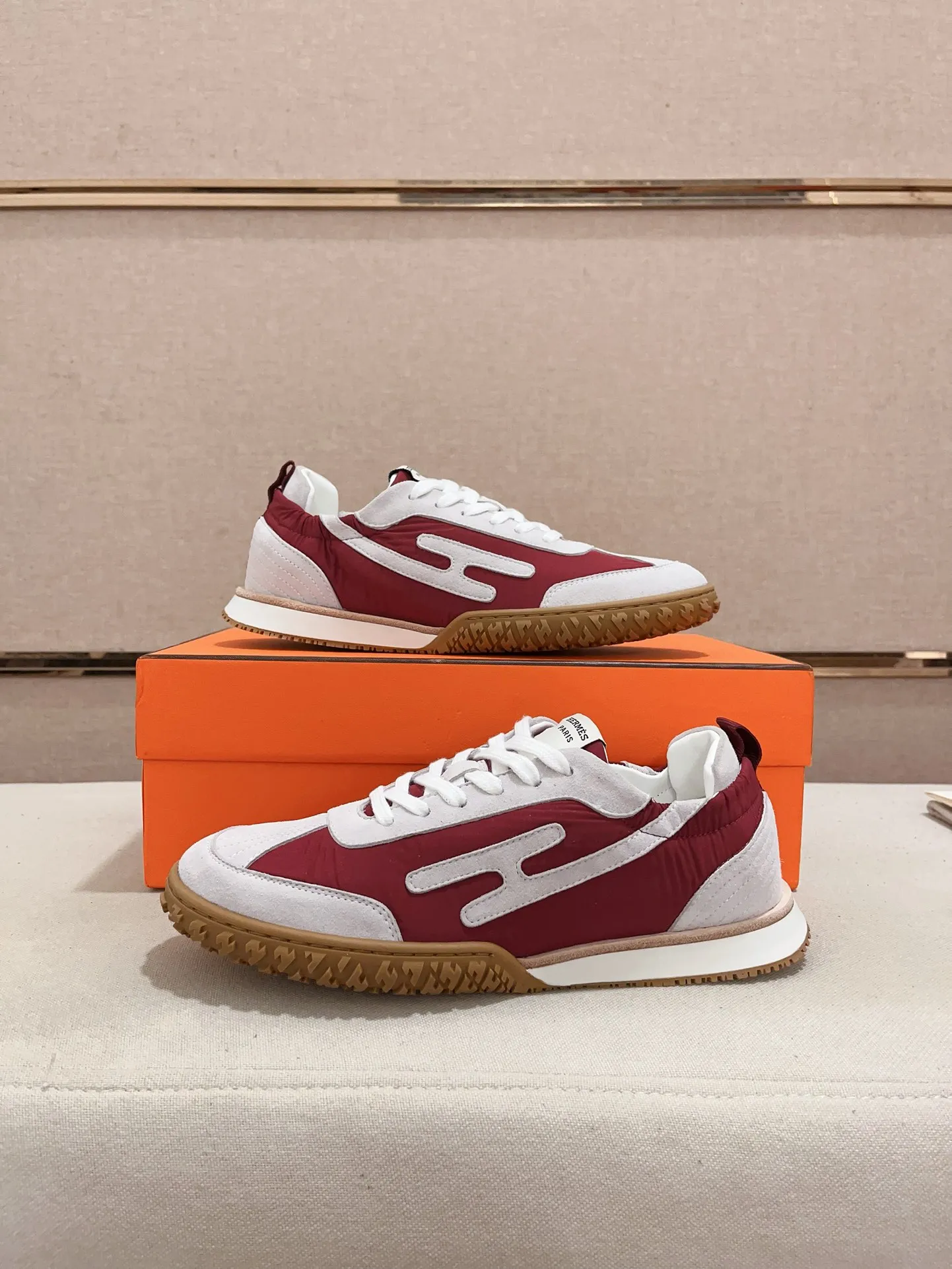 Men's men's shoes 💰: 720💰 Hermes top version # Couple style 💏 24ss casual sneakers Suede goatskin sneakers decorated with contrasting patterns and iconic "H" details, beautifully packaged at the delivery counter 🛍📦 Fabric: suede + cowhide Lining: mixed sheep lining Outsole: original TPU Bottom thickness: 2CM Size: 35-44